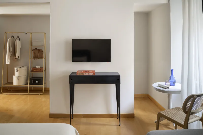Executive apartment nel rione Monti Roma con zona living, TV a parete, tavolino e guardaroba a vista in ambiente luminoso - Salotto Monti, BZAR hotels a Roma