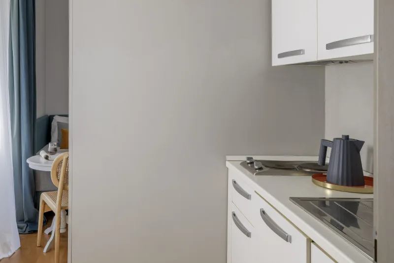 Appartamento nel quartiere Monti Roma con angolo cucina attrezzato, piano cottura, lavello e arredi moderni essenziali - Salotto Monti, BZAR hotels a Roma