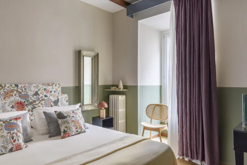 Camera da letto in appartamento nel rione Monti Roma con testata floreale, letto matrimoniale e luce naturale da finestra - Salotto Monti, BZAR hotels a Roma
