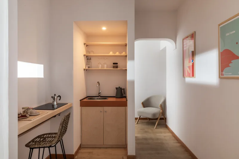 Appartamento nel rione Monti Roma con cucina compatta, scaffali a vista e corridoio verso zona notte e soggiorno - Salotto Monti, BZAR hotels a Roma