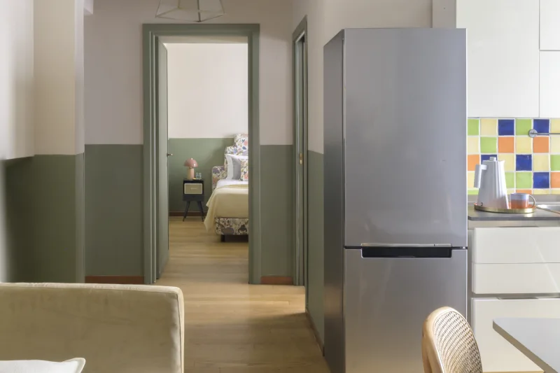 Appartamento Monti Roma con cucina e corridoio verso camera separata, frigorifero e spazi organizzati - Salotto Monti, BZAR hotels a Roma