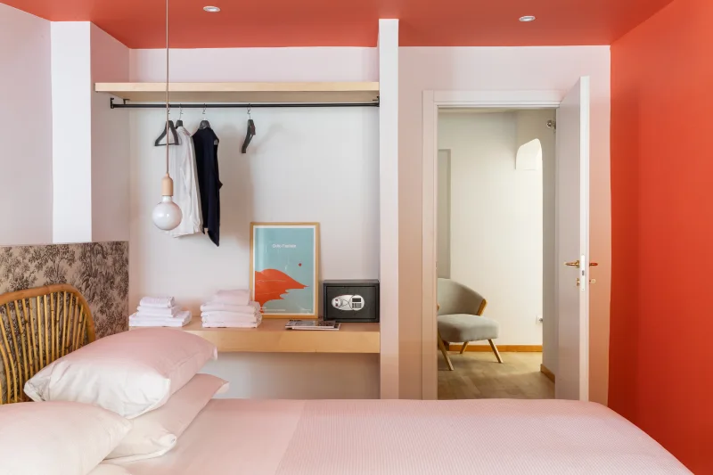 Camera nel quartiere Monti Roma con letto matrimoniale, armadio a vista e accesso diretto alla zona soggiorno - Salotto Monti, BZAR hotels a Roma
