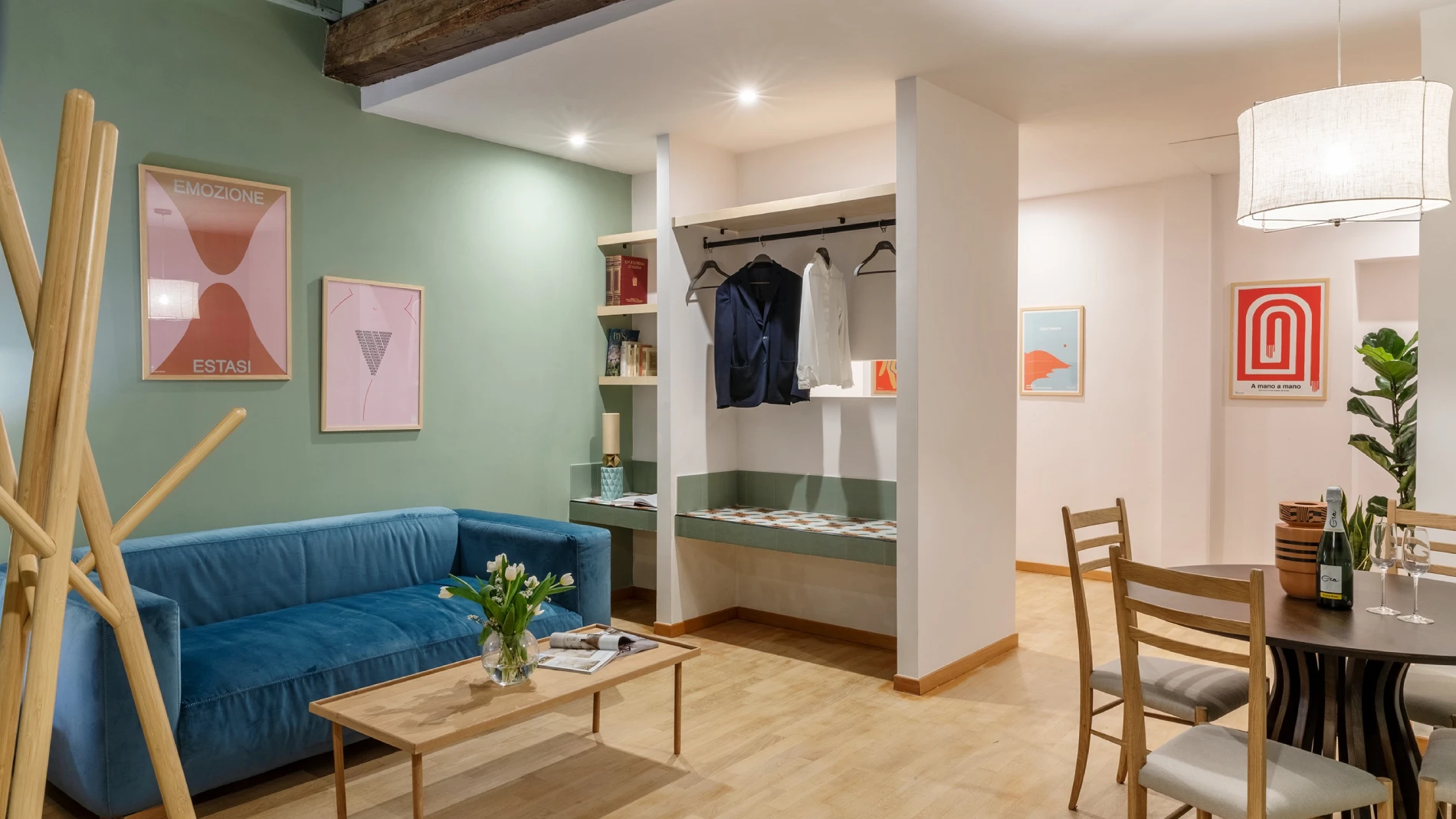 Queen studio nel rione Monti Roma con letto matrimoniale, testata blu, armadio integrato e dettagli moderni di design - Salotto Monti, BZAR hotels a Roma