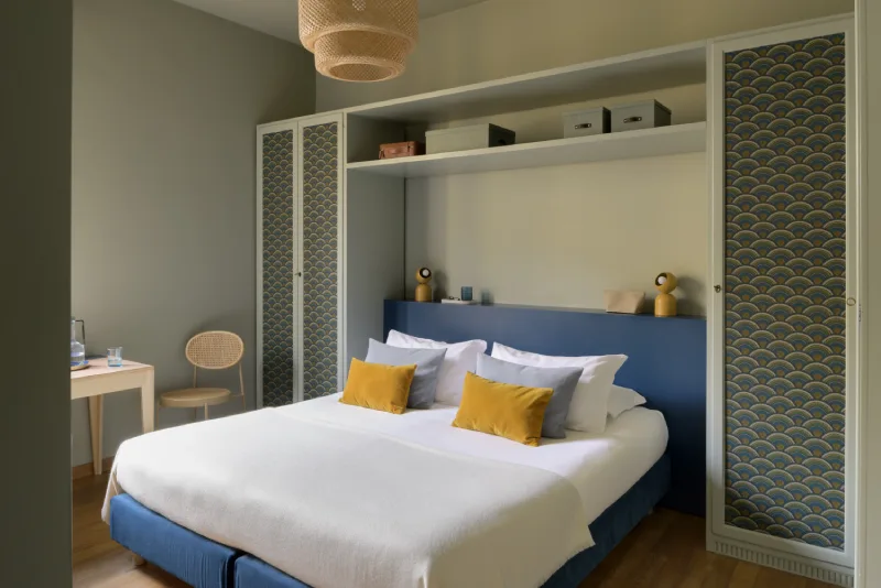 Queen studio nel rione Monti Roma con letto matrimoniale, testata blu, armadio integrato e dettagli moderni di design - Salotto Monti, BZAR hotels a Roma