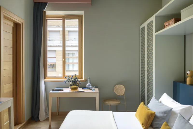 Studio nel quartiere Monti Roma con letto matrimoniale, scrivania vicino finestra e vista su palazzi storici del centro - Salotto Monti, BZAR hotels a Roma