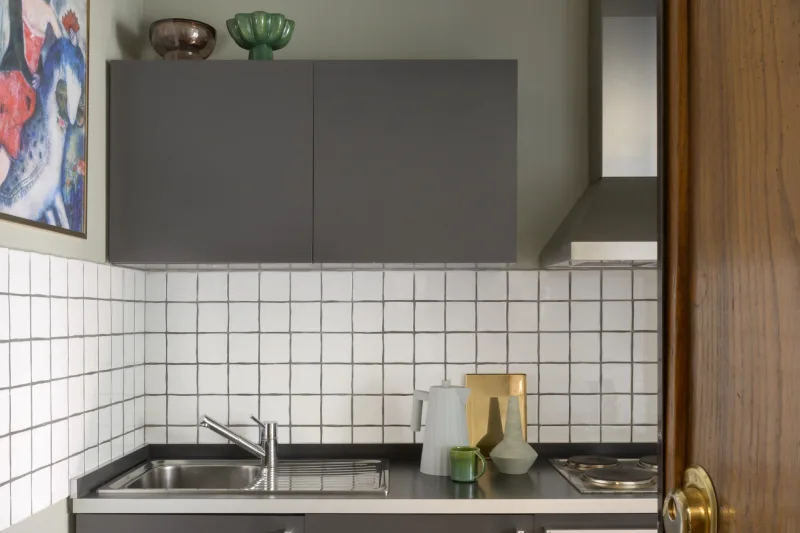 Monolocale nel rione Monti Roma con angolo cucina attrezzato, piastrelle bianche, piano cottura e lavello moderno - Salotto Monti, BZAR hotels a Roma