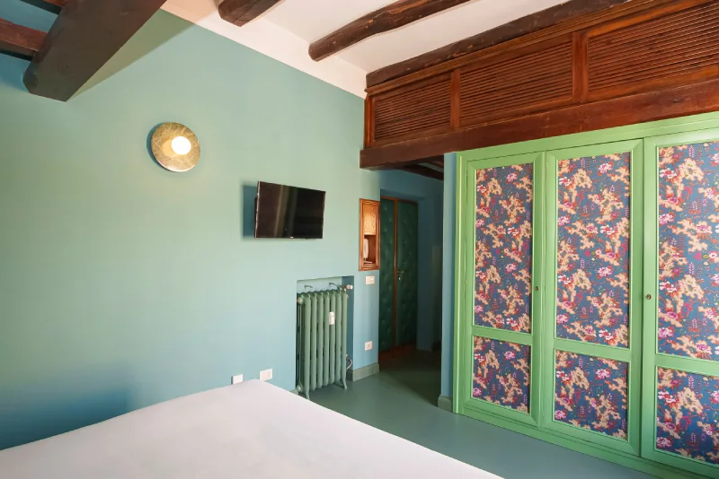 Vintage design room in Rome Monti area with decorated wardrobe, exposed beams and green walls - Salotto Monti, BZAR hotels in Rome