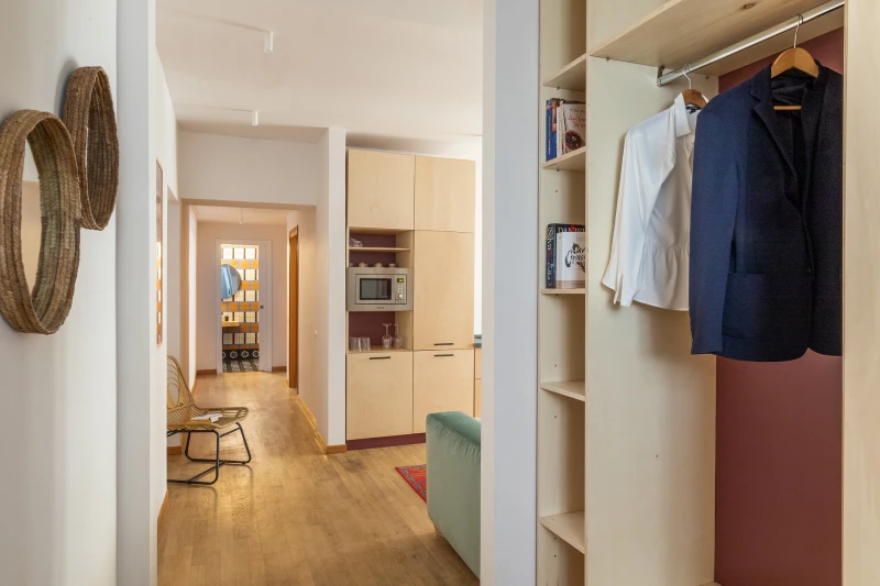 Appartamento nel rione Monti Roma con corridoio verso due camere, cucina attrezzata e guardaroba a vista - Salotto Monti, BZAR hotels a Roma