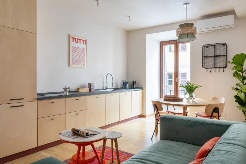 Zona pranzo e living appartamento nel quartiere Monti Roma con tavolo, cucina lineare, luce naturale e arredi moderni - Salotto Monti, BZAR hotels a Roma